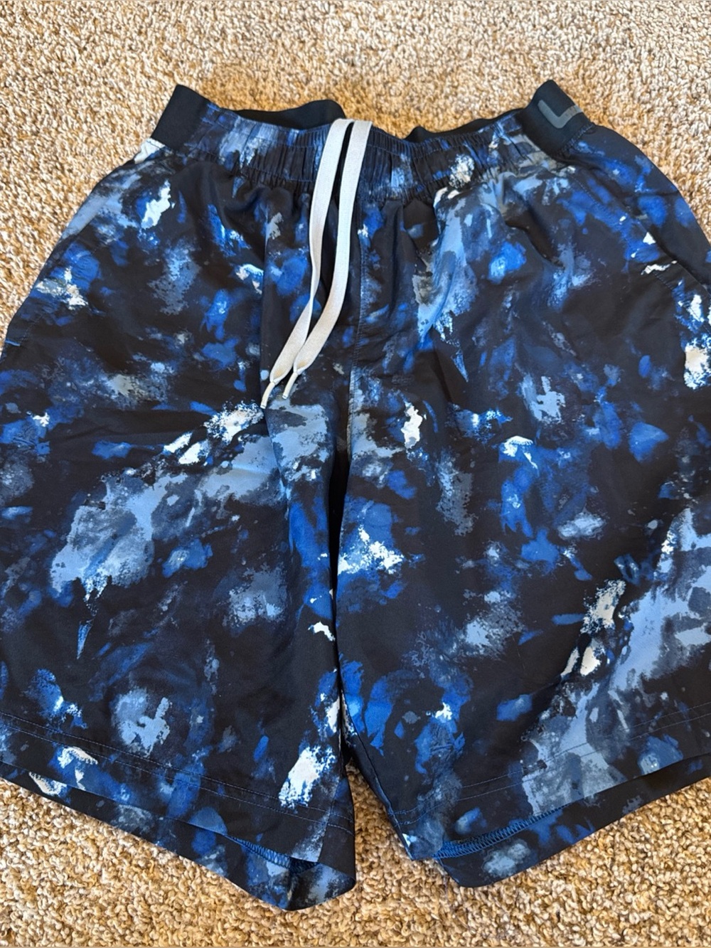 Mens Under Armour Blue Black Printed shorts size Small